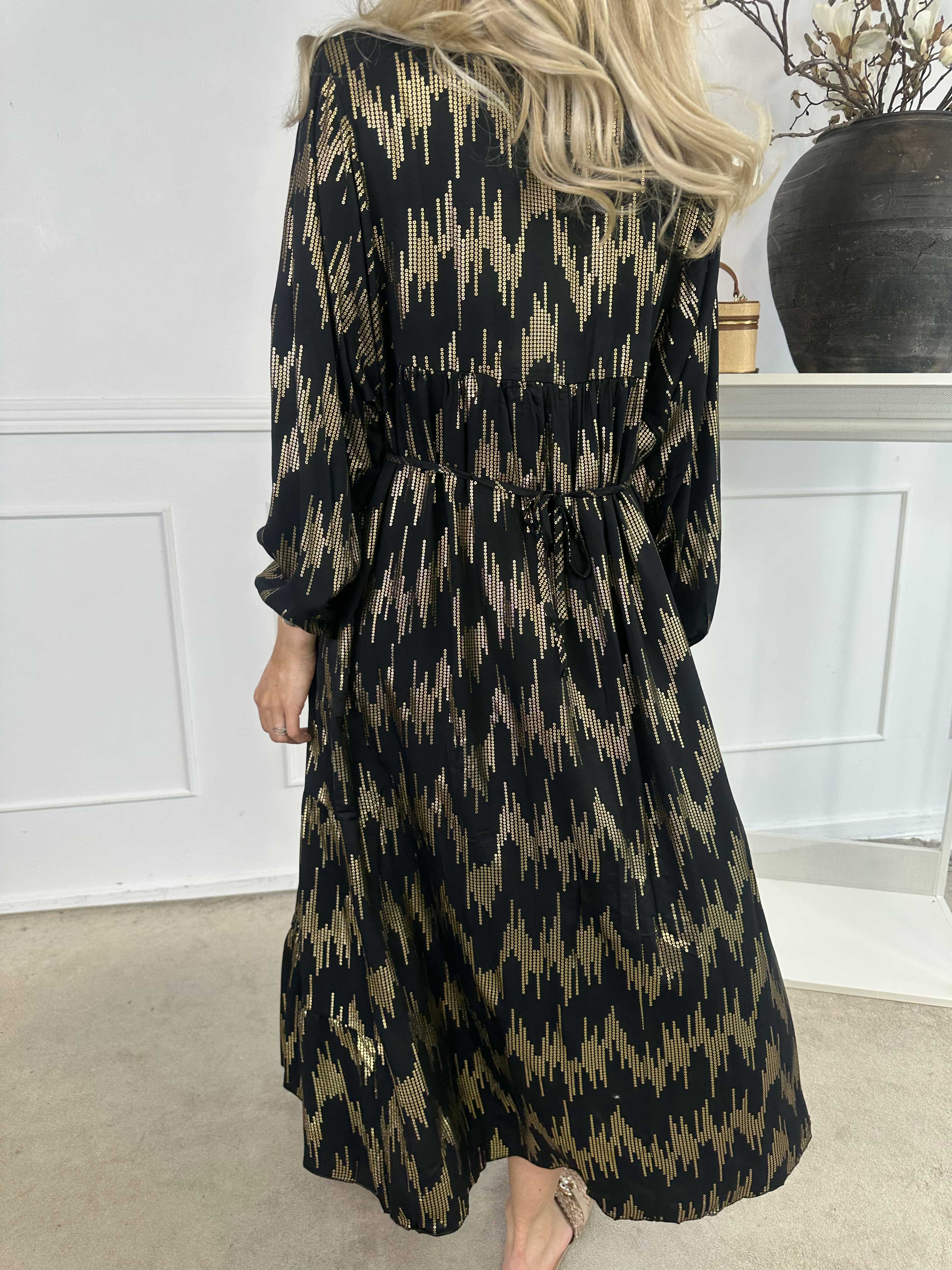 Mona - Lång, lös klänning i viskos med gulddetaljer